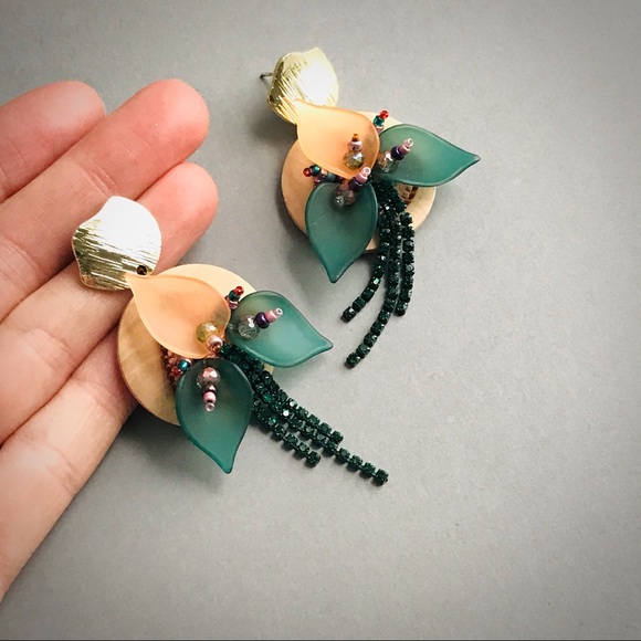 Earrings with wood floral pendant - Picture 8 of 14